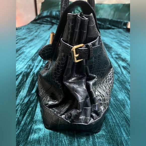 Authentic Gucci Dialux Queen handbag in black pebble leather w/gold bow hardware - Picture 6 of 13